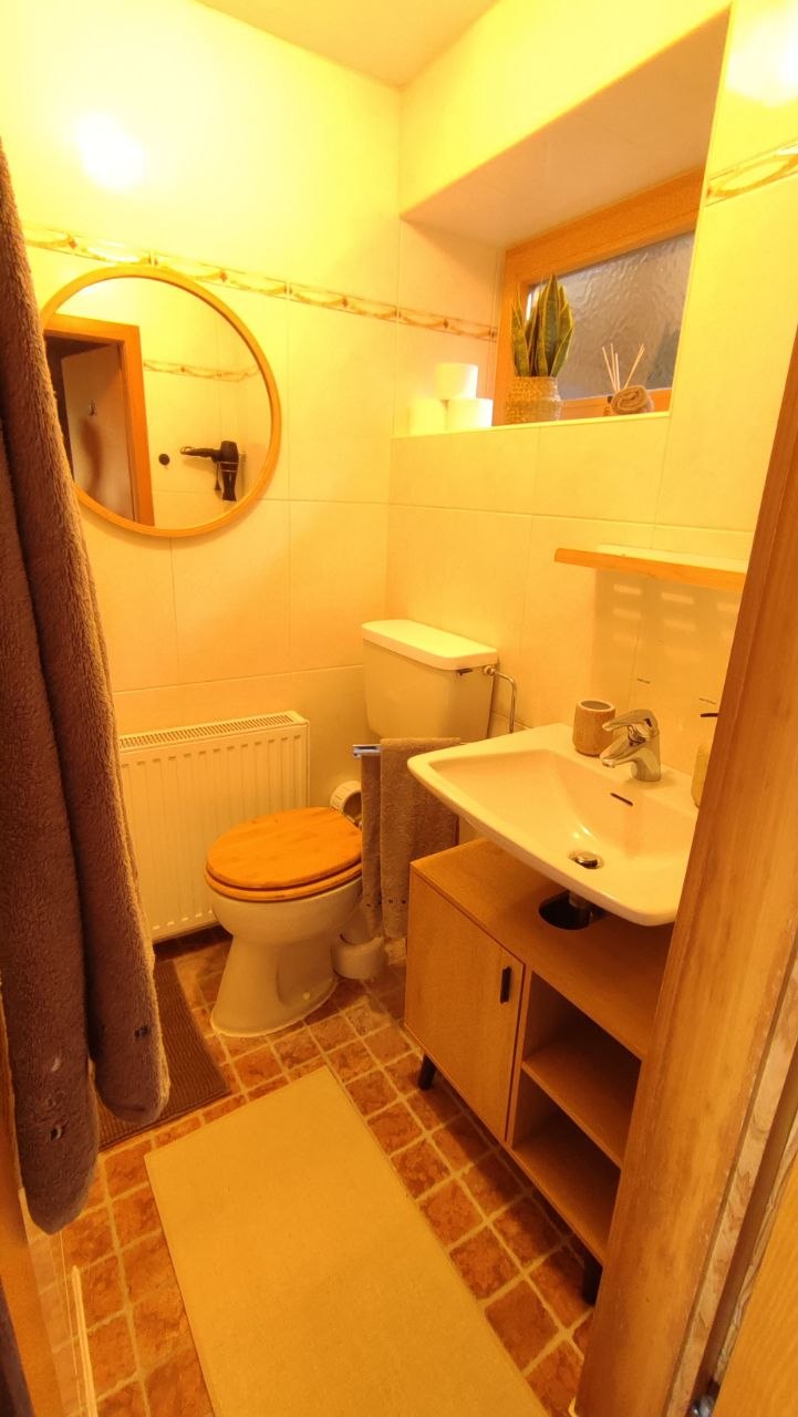 Waschbecken und Toilette im Badezimmer