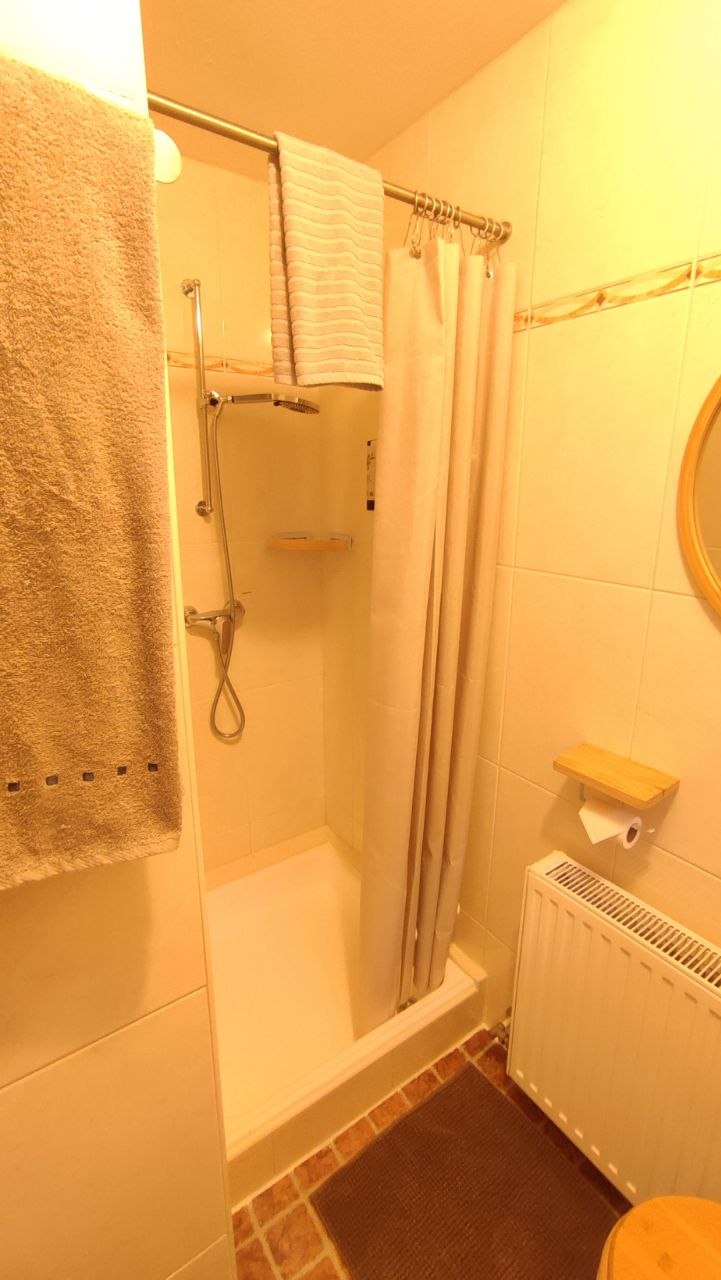 Modernes Badezimmer mit Dusche
