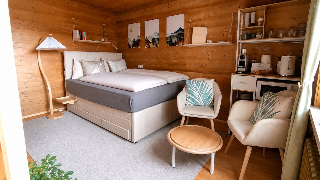 Heller Wohnbereich mit Küchenecke und alpinem Design