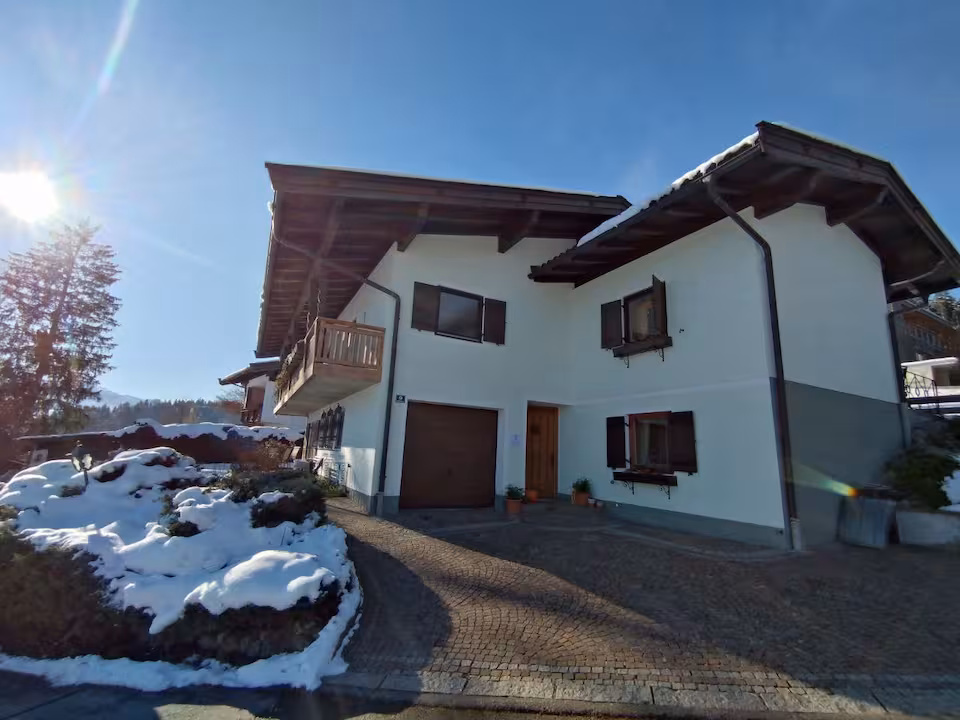 Mary und ihre Familie vor dem Alpenchalet